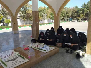 همزمان با هفته بسیج دانش آموزی، مزار شهدای آبیک عطرافشانی شد