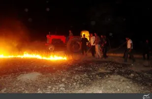 گزارش تصویری/ همکاری بسیجیان در اطفاء آتش سوزی مراتع نودان