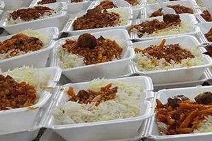 توزیع غذای گرم در قصر قند