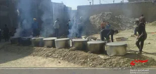 طبخ 8 دیگ غذا در روستای شهید آذرسا بجنورد