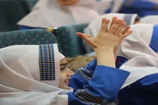 توزیع بسته های مهربانی توسط دانشجومعلمان بسیجی