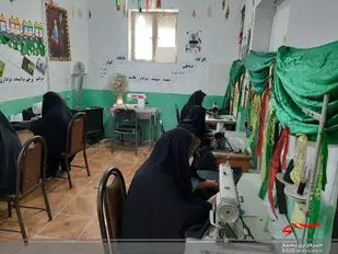 دوخت پرچم عزاداری محرم توسط جهادگران سلامت در روستای حسین&zwnj;آباد عاشوری