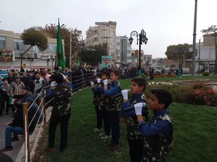 اجرای گروه سرود خیابانی پایگاه ویژه ترنم انقلاب از بسیجیان گردان ۱۲۴ امام حسین(علیه السلام)