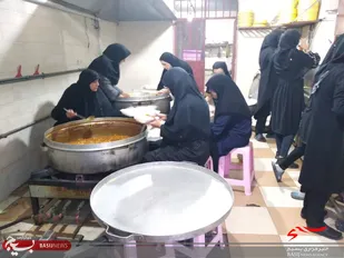 تهیهو توزیع۸۰۰ پرس غذای گرم بین نیازمندان توسط پایگاه مهدیه حوزه کوثرراین