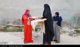 پخت نان در تنور مهربانی به دست زنان عسولیه ایی