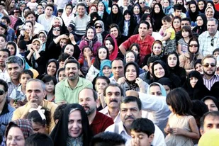 جمعیت ایران ۱۰ سال پیرتر شد | شیب تند کاهش آمار باروری در کشور | سن امید به زندگی در مردان و زنان ایرانی