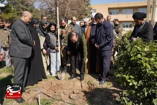 سنت غرس نهال توسط رهبر شهید انقلاب اسلامی، الگویی برای حفظ طبیعت است