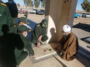 غبارروبی گلزار شهدا شهرستان خاتم به مناسبت ایام الله دهه مبارک فجر