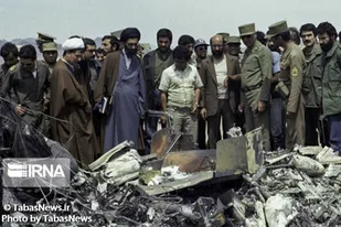 تصاویر منتشر نشده از بازدید آیت&zwnj;الله خامنه&zwnj;ای از بقایای بالگردهای آمریکایی در طبس