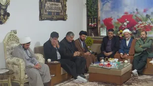 دیدار مسئولین شهر بسطام با خانواده اولین شهید انقلاب این شهر+تصاویر