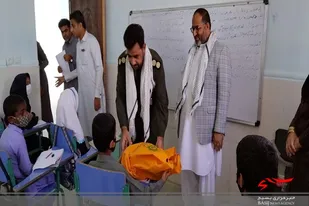 توزیع لوازم التحریر بین دانش آموزان کنارکی