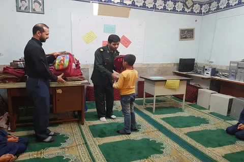 توزیع 2000 عددکیف و لوازم التحریر در مدارس حاشیه شهر مشهد