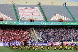 تجلیل از خانواده سردار شهید ابراهیم هادی پیش از دربی+ویدئو