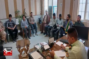 دیدار فرماندهان حوزه مقاومت بسیج امام حسن مجتبی(ع) با کارکنان کلانتری ۱۱ و ۱۲ ملایر