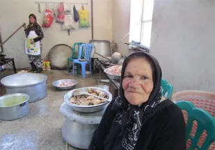 پخت نذری برای یک روستای 300 نفره+تصاویر