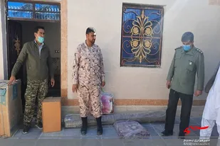 اهدا یک سری لوازم خانگی به یک بسیجی نیازمند