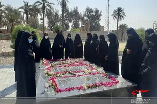 گلزار شهدای شهرستان بمپور غبار روبی و عطر افشانی شد