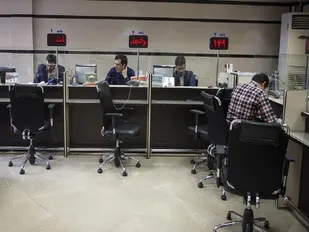 کمرنگ بو دن نقش بانکها در حل مشکلات مردم