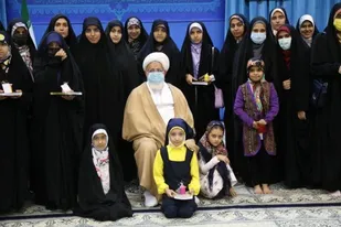 140 نفر از دختران نخبه یزد با امام جمعه یزد دیدار کردند