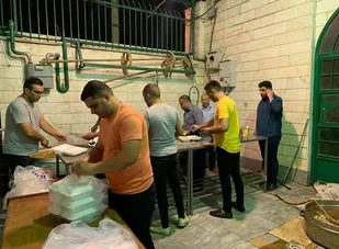 1200 پرس غذای گرم و 110 سبد کالا در مناطق محروم جنوب تهران توزیع شد