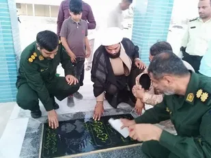 مراسم غبارروبی و عطرافشانی گلزار شهدای بندرخمیر به مناسبت سالروز آزادسازی خرمشهر