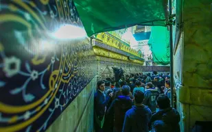 حضور زائران در جوار ضریح امامین جوادین(ع) پس از یک سال تعطیلی