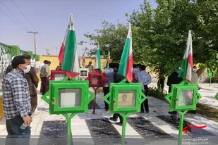 غبارروبی مزار شهدا به مناسبت هفته عقیدتی سیاسی در زابل