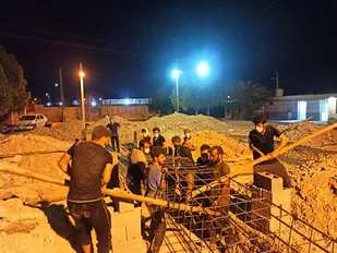 آرماتور بندی کف ساختمان مسجد توسط گروه جهادی پایگاه الشهداءتازیان به روایت تصویر