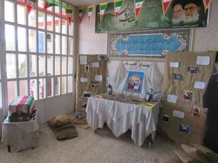 نمایشگاه مدرسه انقلاب در دبیرستان شهید دکترشمس الدین حسینی نایین برپا شد