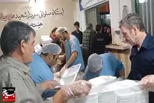 توزیع روزانه ۳۵۰۰ پرس غذا در موکب شهید قهاری سعید اسدآباد