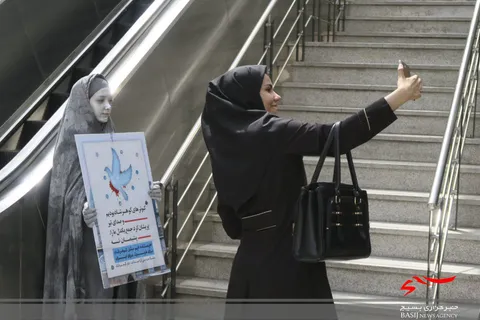 اجرای تئاتر مردان نقره‌ای با موضوع حجاب در ایستگاه مترو امام(ره)
