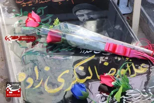 حضور دختر شهید مدافع حرم لنگری زاده با همکلاسی خود در سالروز شهادت پدر در گلزار شهدای مقاومت کرمان