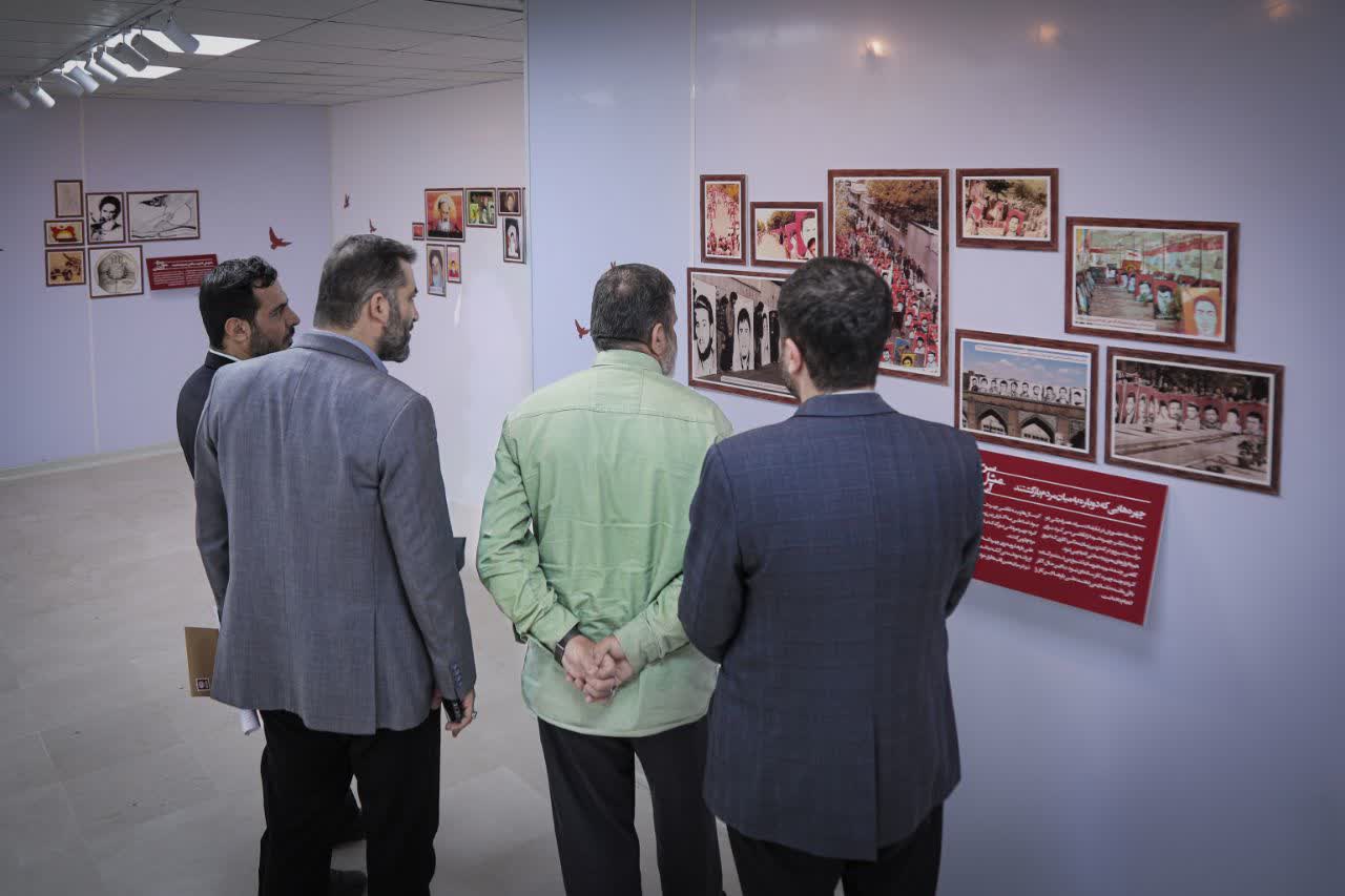 سردار آتانی از نمایشگاه «سرخ مثل آسمان» بازدید کرد