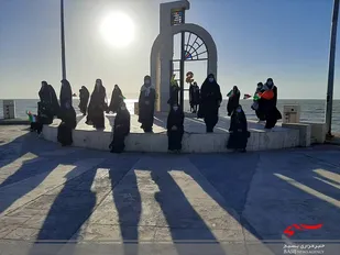 راهپیمایی دانش آموزان دختر بسیجی در بوشهر