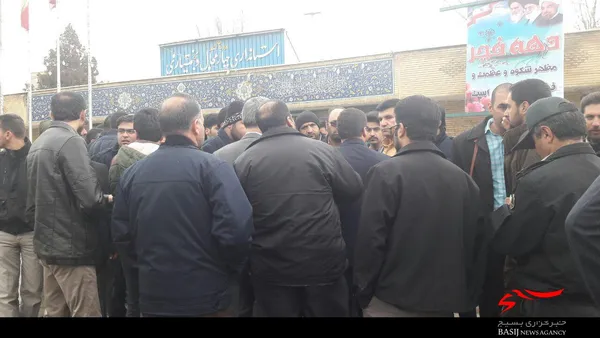 تجمع اعتراض آمیز کارکنان فولاد سفید دشت مقابل استانداری