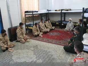نشست صمیمی سربازان با مسئول نمایندگی ولی فقیه و فرمانده ناحیه تیران و کرون