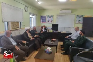 خانواده های شهدا چشم چراغ ما هستند و به آنها افتخار میکنیم