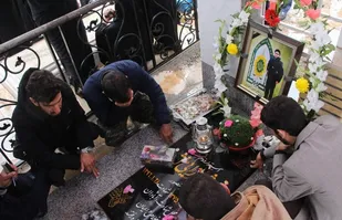 گفت وگو با خانواده جوان ترین پلیس شهید کوهدشتی
خاطراتی ناب از شهید میثم میرزایی از برپایی تکیه امام حسین در کودکی تا هدیه سی دی مداحی به پدر/ قولی که شهید به مادرش داد و عمل کرد