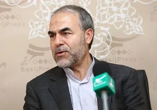 ما باید در مقابل دشمن نسل جوان را آگاه کنیم