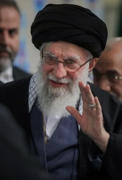 ما پدر و مقتدا از دست داده ایم/ما عزاداریم اما ناامید و متوقف نمی‌شویم.