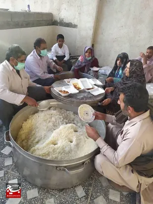 توزیع ۵۰۰ پرس غذای نذری در بین نیازمندان بخش گوهرکوه توسط پایگاه مقاومت شهید عشریه