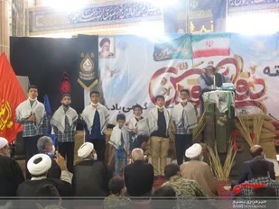 حضور بسيجيان و پايوران ناحيه مقاومت بسيج دهاقان در نماز جمعه به مناسبت هفته دفاع مقدس