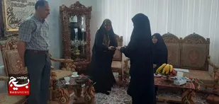 همزمان با هفته ی دفاع مقدس ، فرمانده بسیح دانش آموزی شهیده مریم رازی بجنورد با چند خانواده شهداء هشت سال دفاع مقدس دیدار کرد.