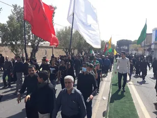 پیاده روی خیل عظیم جاماندگان اربعین در نایین