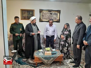 دیدار مسئولین با خانواده شهید مدافع حرم اصغر الیاسی+تصاویر