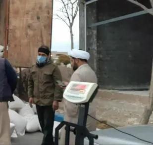 تهیه و توزیع بیش از ۵ تن خوراک دام در روستای ابر شاهرود+ عکس
