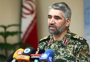 جوانان میدان را برای دشمن آماده نکنند