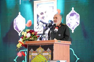 شهید قاسم سلیمانی حاصل عمر رهبر انقلاب است / عزت حاج قاسم در یک کلام است اطاعت از ولی فقیه