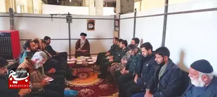 پاسداران با سلاح ایمان با هجمه های دشمن مقابله می کنند