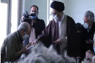 بازدید امام جمعه تبریز از کارگاه فرچه بافی روشندلان
